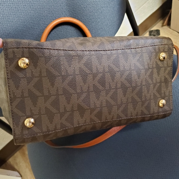 Michael Kors signature  Hudson Satchel - Picture 3 of 16